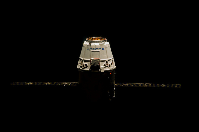 La capsule Dragon de SpaceX près de la station spatiale internationale - (CC) Stuart Rankin