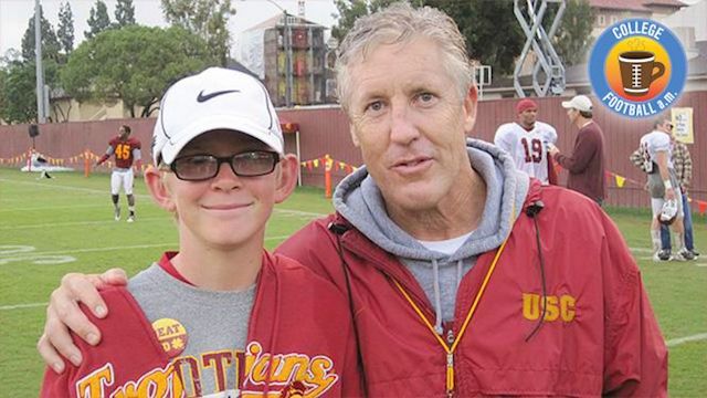Jake Olson (alors âgé de douze ans, avant sa deuxième opération) lors de sa rencontre initiale avec Pete Carroll - (CC) Twitter.com / USCFootball.com‏@ThePeristyle